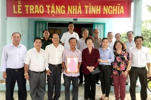 本市和當地各代表祝賀張玉石(前排左四)入住新屋。