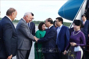 俄羅斯當地時間20日晚6時45分，政府總理阮春福偕夫人陳月秋抵達俄羅斯普爾科沃國際機場。（圖源：越通社）