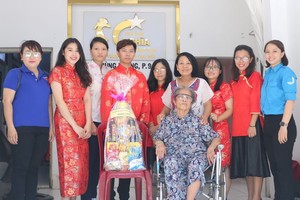 郭清雅（左二）和各優秀民族青年與越南英雄母親阮金華合照。