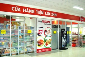 24小時營業的便利店為消費者提供便捷的購物服務。