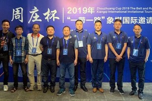 越南隊成員(左一至四)與參賽棋手合影。（圖源：互聯網）