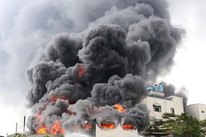 火警現場火勢猛烈，濃煙滾滾直衝天際。（圖源：志石）