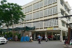 被視為座落於黃金地段的第十郡黎鴻鋒街419號當前出租給西貢鞋業公司。（圖源：PLO）