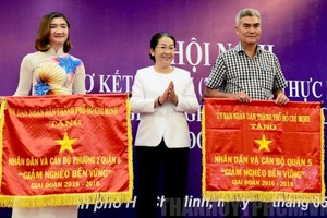 市委副書記武氏蓉頒發錦旗給第五和第六郡。（圖源：市黨部新聞網）