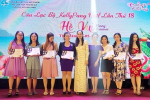 市婦聯會副主席林氏玉華 （右五）向美甲畢業生頒發畢業證書。