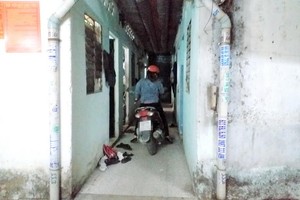 出租住房走廊狹小，但不少人還是騎車衝進去。