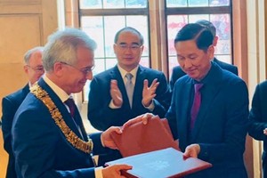 法蘭克福市長費爾曼與市人委會副主席 陳永線簽署備忘錄。（圖源：德顯）