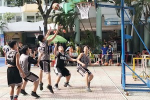 文朗學校與麥劍雄中學籃球隊正在比賽。