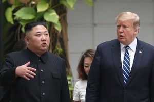 美國總統特朗（右）與朝鮮領導人金正恩（左）2月28日在河內舉行會談。（圖源：路透社）