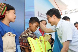 武德膽副總理贈送救生衣給少數民族貧困學生。