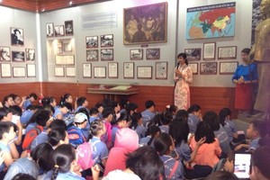 學生們聆聽解說員分享胡伯伯的故事。