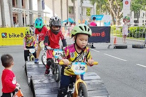 騎自行車上下斜坡，考驗少兒的 技術與膽色。（圖源：互聯網）