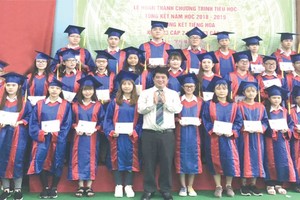 該校董事長陳金泉向畢業生頒發畢業證書。