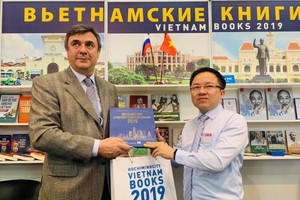 市新聞與傳播廳副廳長徐良（右）向俄羅斯聖彼得堡市外務廳副廳長Viacheslav Kalganov贈送書籍。（圖源：馮芳）