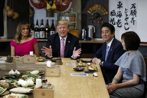 美國總統特朗普和日首相安倍晉三共享晚餐。（圖源：AP）