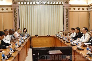 市人委會常務副主席黎清廉（右二）同科特迪瓦共和國部長、總統府秘書長阿希‧派翠克一行舉行會談。（圖源：市黨部新聞網）