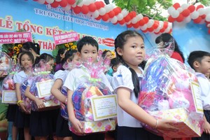 在典禮上，校方獎勵各班優秀生、模範生。