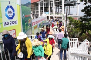 遊客熙熙攘攘前往參觀西寧省黑婆山旅遊區。（圖源：江芳）