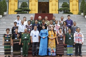 國家副主席鄧氏玉盛（前中）與德農省的革命有功者代表團在主席府前合影留念。（圖源：越通社）