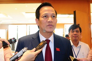 勞動與榮軍社會部長陶玉容在會議場外回答記者提問。（圖源：B.D）