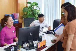 自6月1日起，承天-順化省的公立單位所屬幹部、人員在上班時間不得戴耳機聽音樂、看電影、玩遊戲和使用各種個人娛樂設備。（示意圖源：高進）