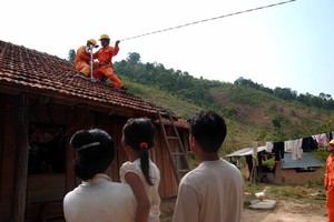 為山區民戶接引線路以供電。