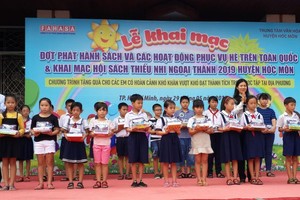 市書籍發行公司代表向23個省市的優秀生派發禮物。