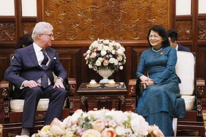 國家副主席鄧氏玉盛（右）接見澳大利亞昆士蘭州總督保羅‧德‧澤西。（圖源：越通社）