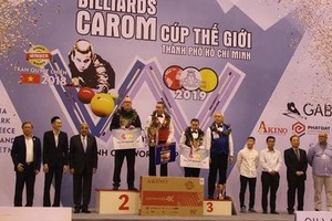 組委會向優秀選手頒發獎金。（圖源：互聯網）