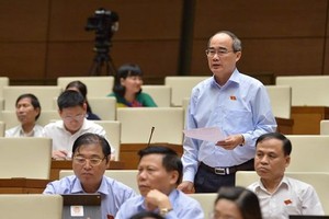 市委書記阮善仁(站立)在會議上發言。（圖源：曰鐘）