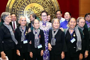 國會主席阮氏金銀（前中）檳椥“長髮軍”代表合照。（圖源：越通社）