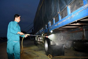 職能力量對運豬車進行消毒。（圖源：A. Lộc）