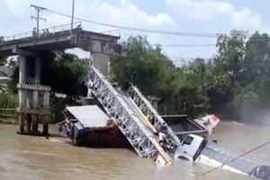 新義橋中間橋段倒塌現場。