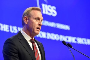 美國代理國防部長沙納漢發表演講。（圖源：AFP）