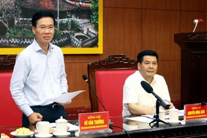 黨中央政治局委員、黨中央書記、中央宣教部部長武文賞(左)在會議上發言。（圖源：越通社）