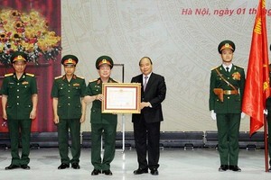 政府總理阮春福(右三)代表黨和國家領導向Viettel集團頒授一等獨立勳章。（圖源：光孝）