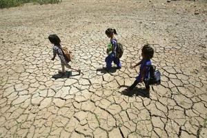 當地時間2019年5月30日，印控克什米爾地區查謨，印度多地高溫，兒童行走經過乾涸的池塘，土地龜裂。（圖源：互聯網）