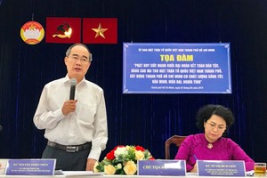 黨中央政治局委員、市委書記阮善仁(左)在會上致詞。（圖源：國定）