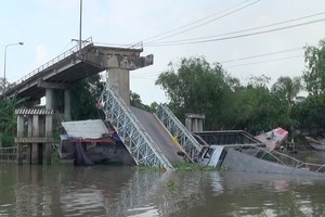 新義橋中間橋段倒塌現場。（圖源：互聯網）