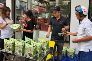 大發食品股份有限公司近日在第五郡、十郡各分店擺賣粽子。