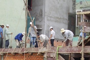建築工程高但腳手架簡陋，勞工也沒有勞動保護工具。
