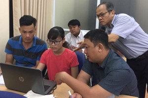 市經濟大學段清海博士、講師（站者）正指引各位學生做作業。