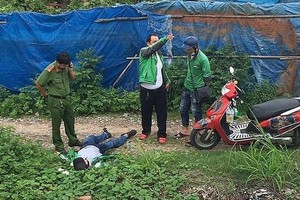 民眾發現Grab“摩的”司機楊清賢躺在路旁的荒草地上不省人事。