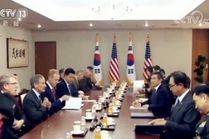 韓國國防部長官鄭景斗3日在首爾與到訪的美國代理國防部長沙納漢舉行會談，雙方就終止韓美“乙支自由衛士”聯合軍事演習達成一致。（圖源：CCTV視頻截圖）