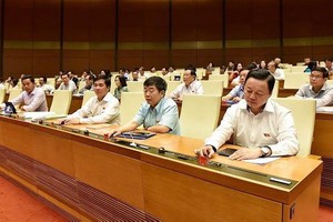 國會代表按鈕通過監察專題。（圖源：潘草）