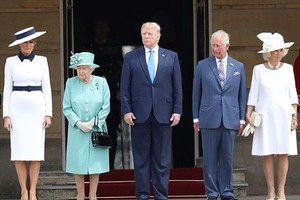 英國女王伊莉莎白二世在白金漢宮接見美國總統特朗普。（圖源：互聯網）