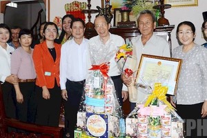 市領導團於昨(4)日上午前往平新郡探望和向各位長者祝壽。（圖源：市黨部新聞網）