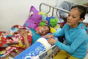 吳愛美在醫院守著兒子。