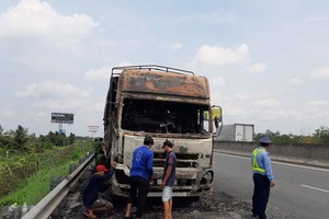 火勢撲滅後的卡車幾乎全被燒毀。（圖源：淮商）