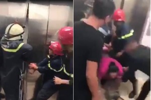 消防隊員使用特種工具撬開電梯門將受困的21名乘梯人救了出來。（圖源/拼圖：視頻截圖）